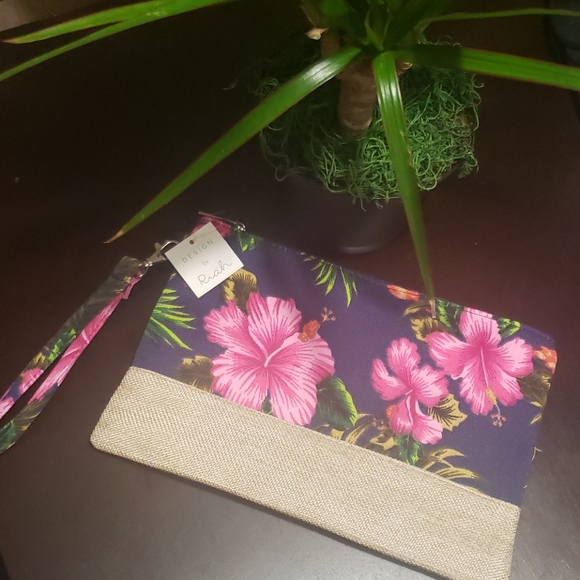 Design by Riah Handbags - 🌼🎉HP🎉 NWT Riah Tropical clutch/wristlet